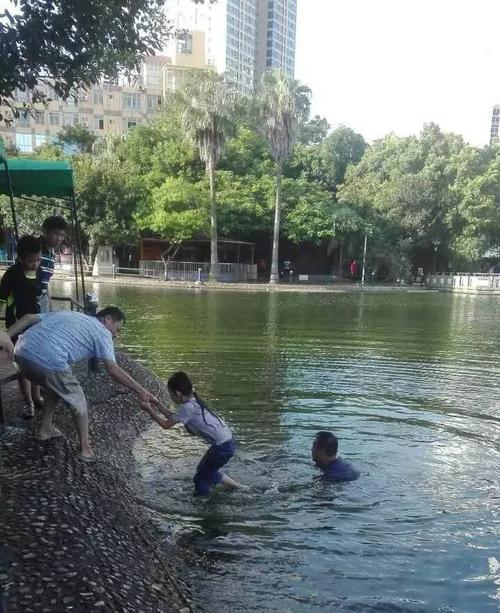 澳门今晚开什么号和2初中生救落水儿童与初中生救落水老人