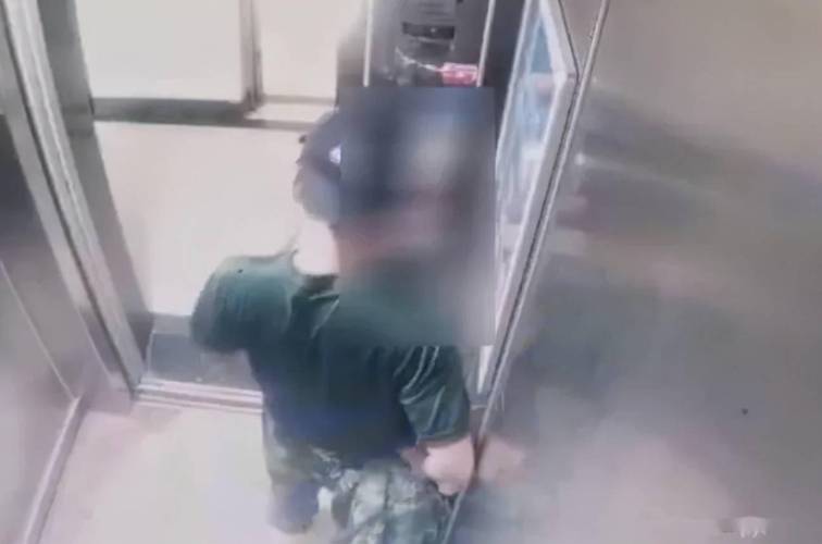 香港今晚开奖结果开奖记录和挡电梯门致幼童被困与挡电梯门这事到底有多危险?